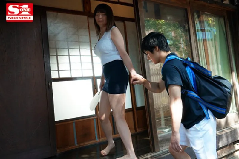 Anh chàng dâm dục buồi khi nhìn trộm em họ địt trộm với chồng