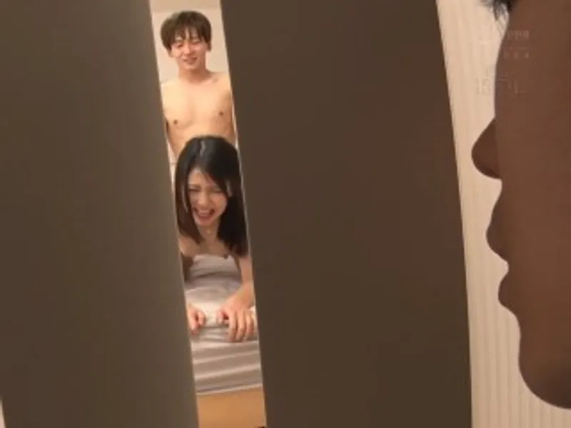 Thanh niên đang vụng trộm với chị nhà đối diện thì anh chồng về...