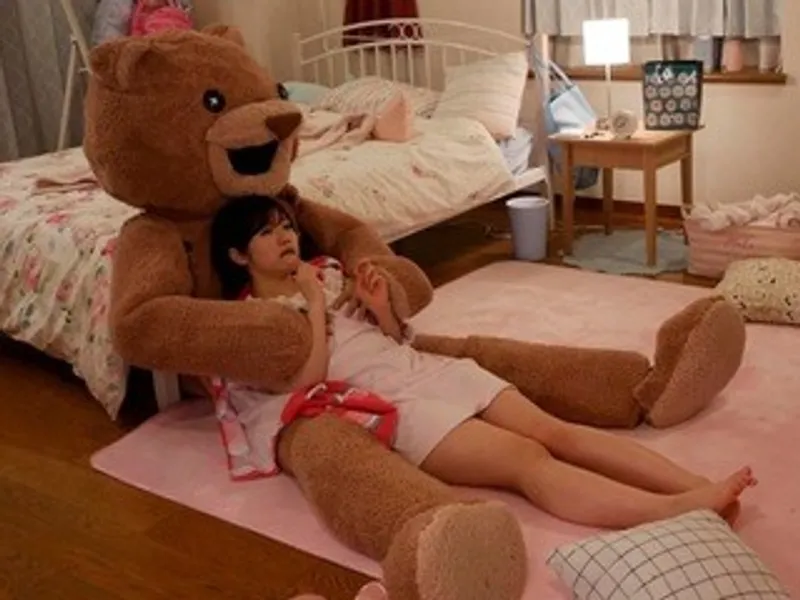 Chú bạn gái nhồi bông và em nữ học sinh ngây thơ