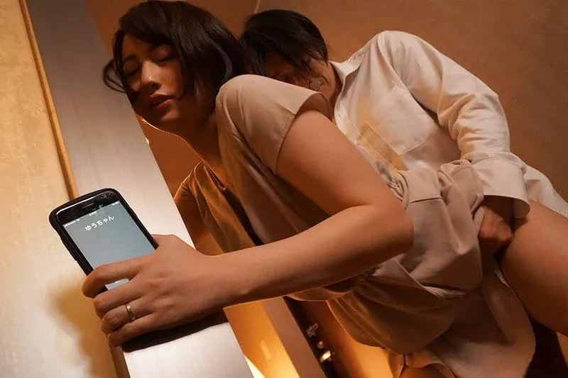 Cô vợ đi họp lớp rồi đụ với nyc mặc cho anh xã ở nhà chờ