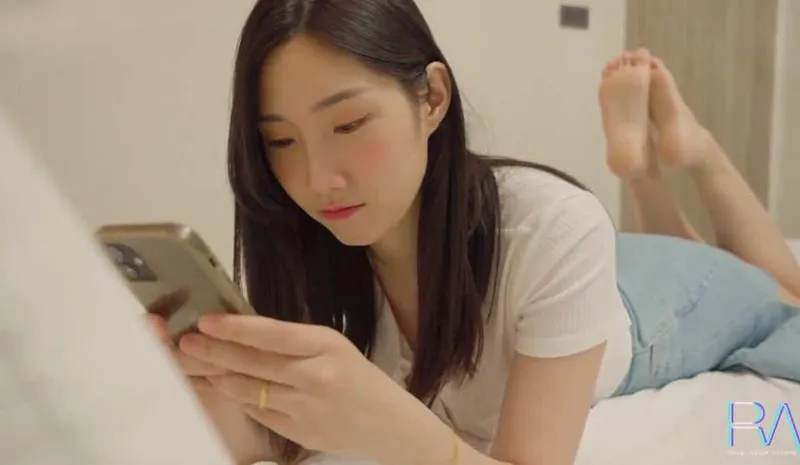 Xinh đẹp nhưng vẫn bị chồng lén lút, cô vợ buồn tình cho anh giao hàng quan hệ luôn