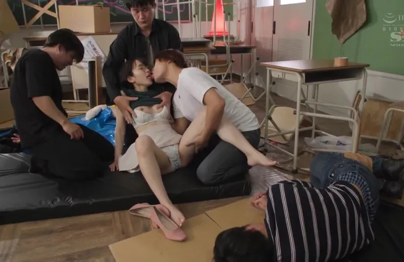 Giúp đỡ cậu bạn trai bị bắt nạt, nữ học sinh dính vào đám côn đồ biến thái