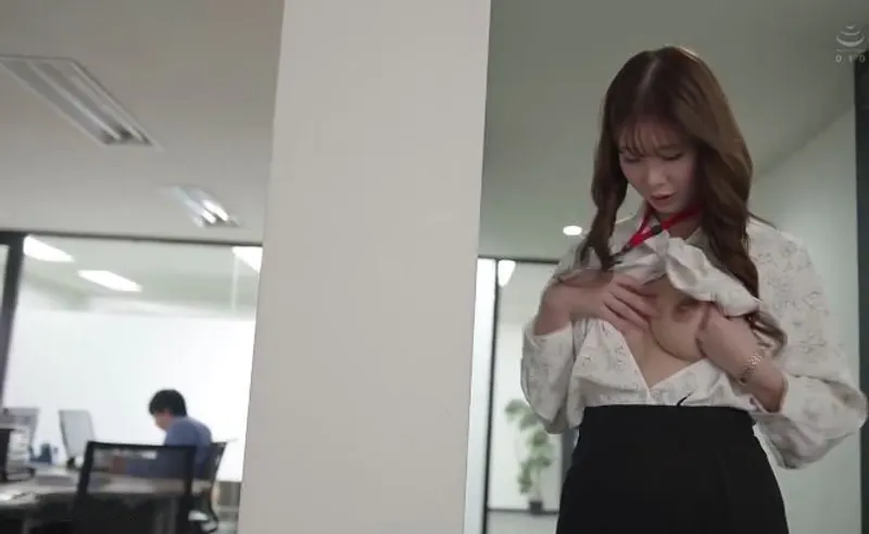 Bí ẩn của cô nhân viên có vẻ ngoài nghiêm nghị nhưng thực chất là "nữ hoàng dâm đãng"